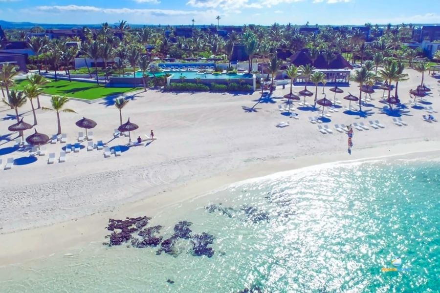 Luxury beachfront resort with white sandy beach – Auasia Travel